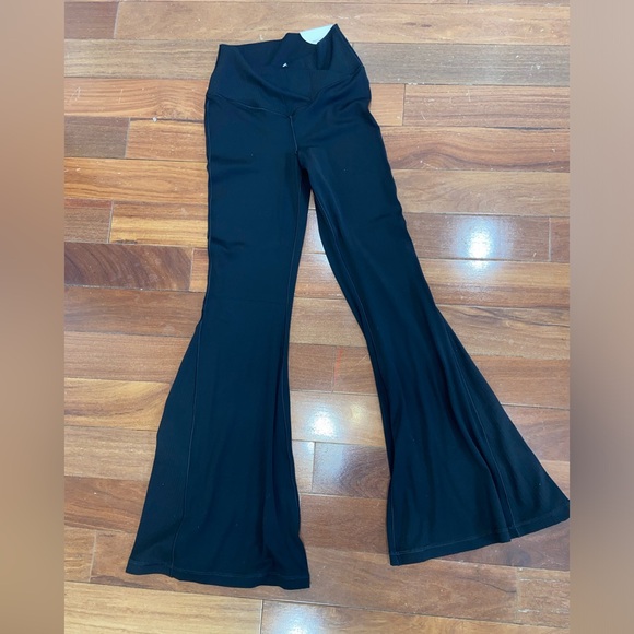 NWT Aerie Hi-Rise Super Flare Leggings medium/ short - Picture 3 of 4